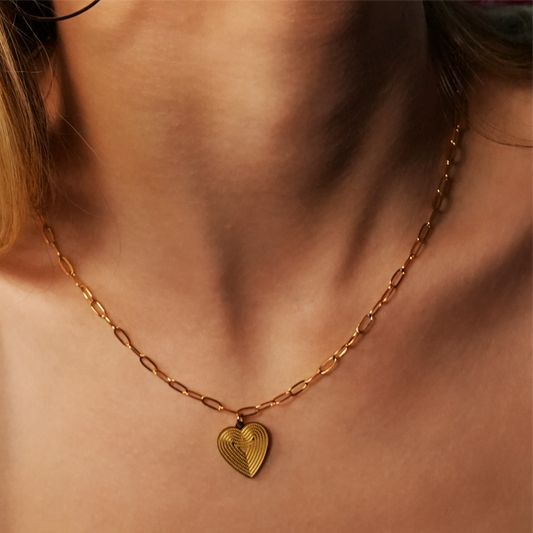 Style ALARA: Mini Paper Clip Chain Anchoring a Patterned Heart Charm in Gold