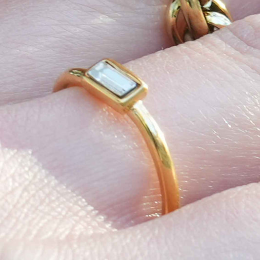 NILDA: Classic Band Ring with an Elegant Rectangle Zirconia Centrepiece