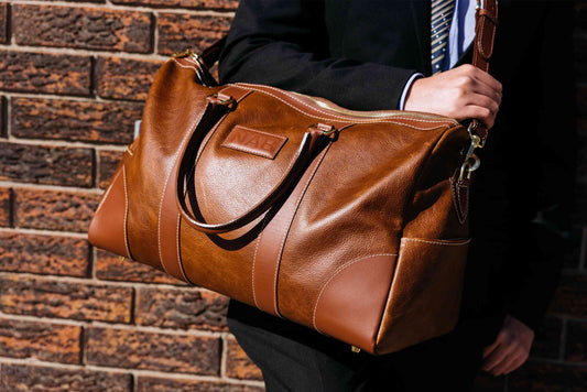 The Shield Duffle – Weekender aus vollnarbigem Cognacleder, handgefertigt in Kanada