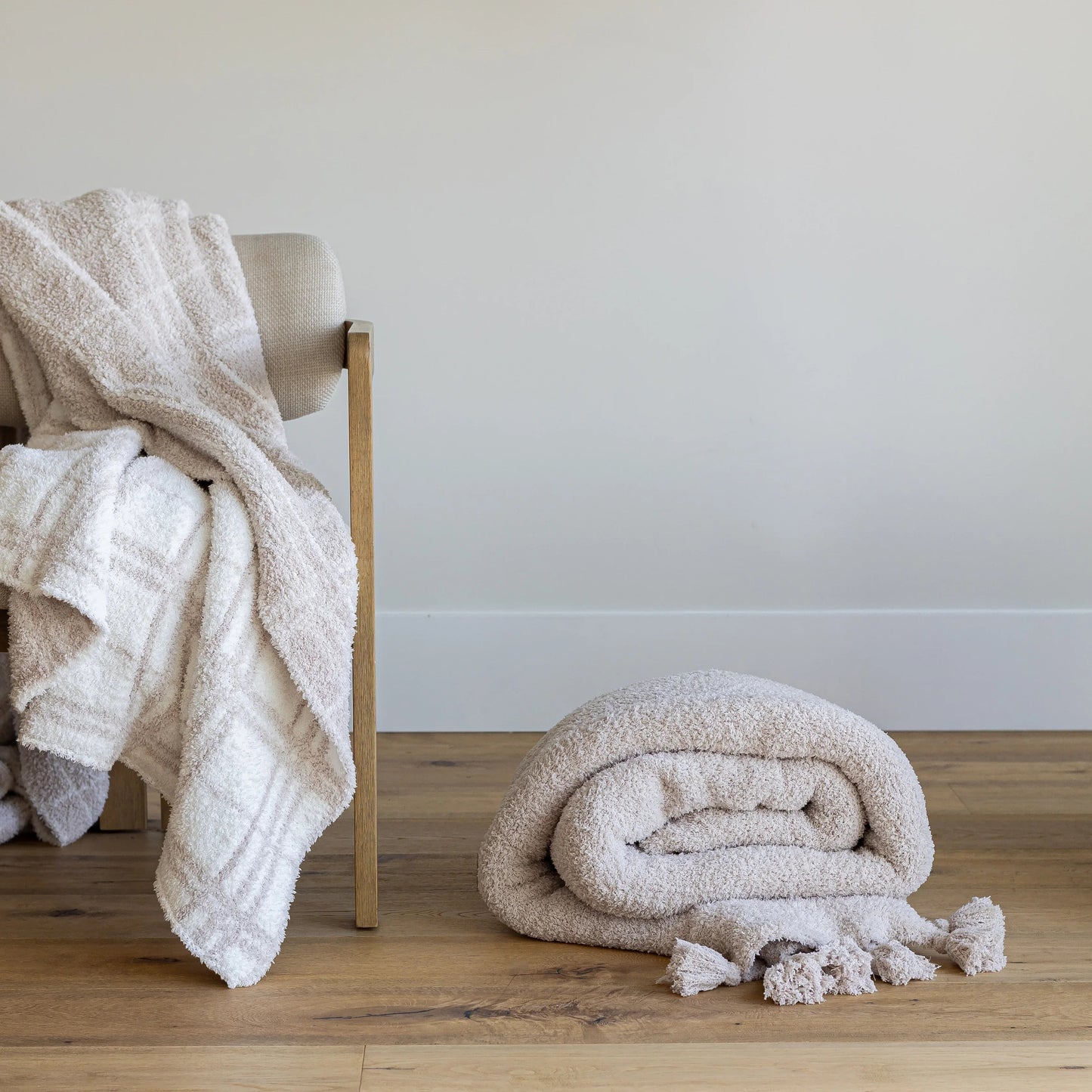 Blushing Beige & White Plaid Print Überwurfdecke