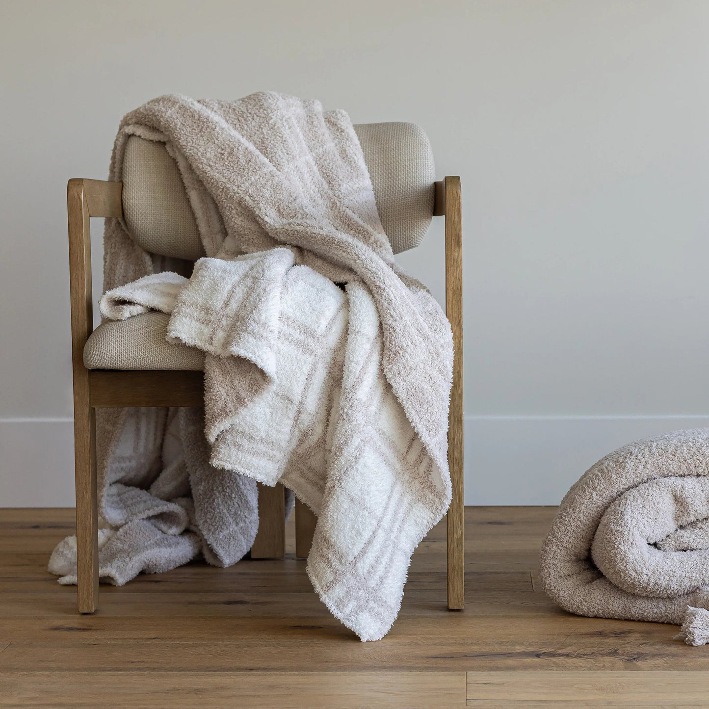 Blushing Beige & White Plaid Print Überwurfdecke