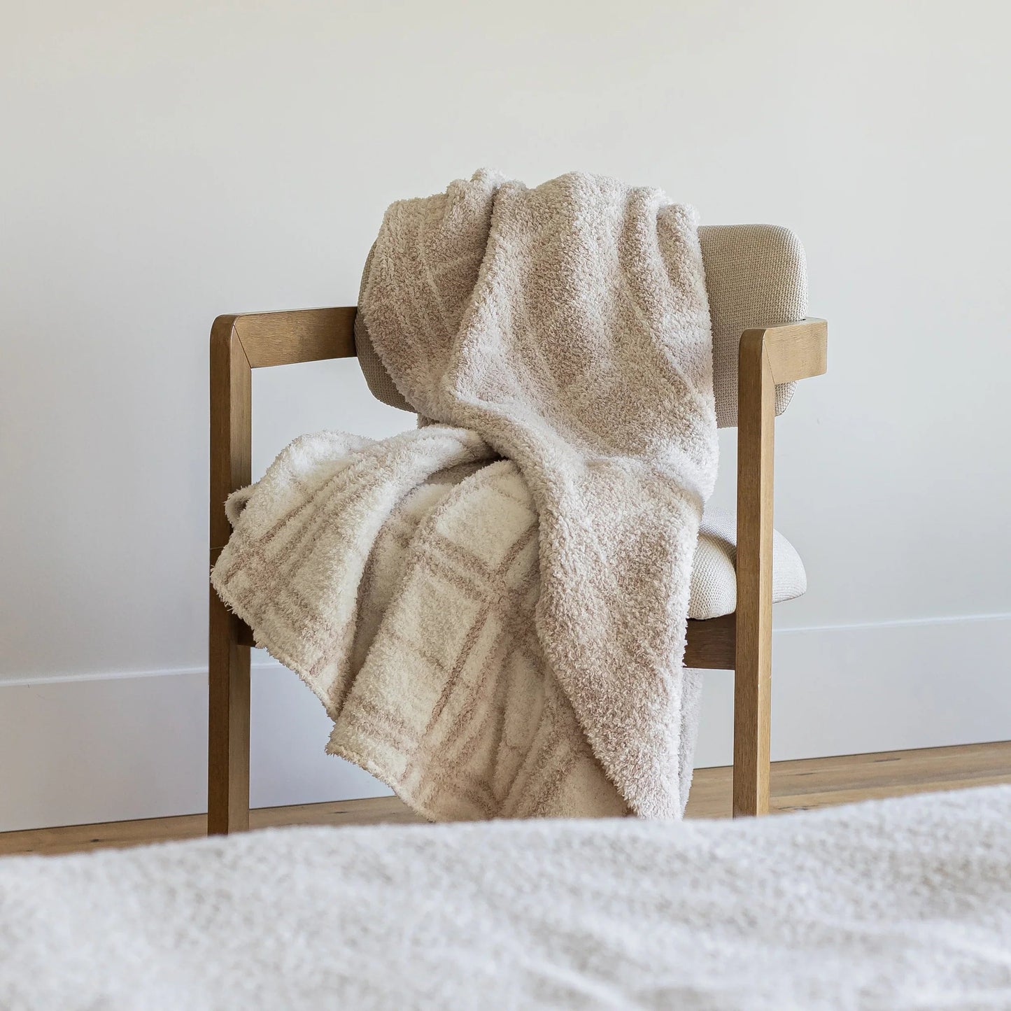 Blushing Beige & White Plaid Print Überwurfdecke