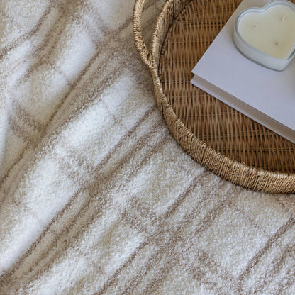 Blushing Beige & White Plaid Print Überwurfdecke