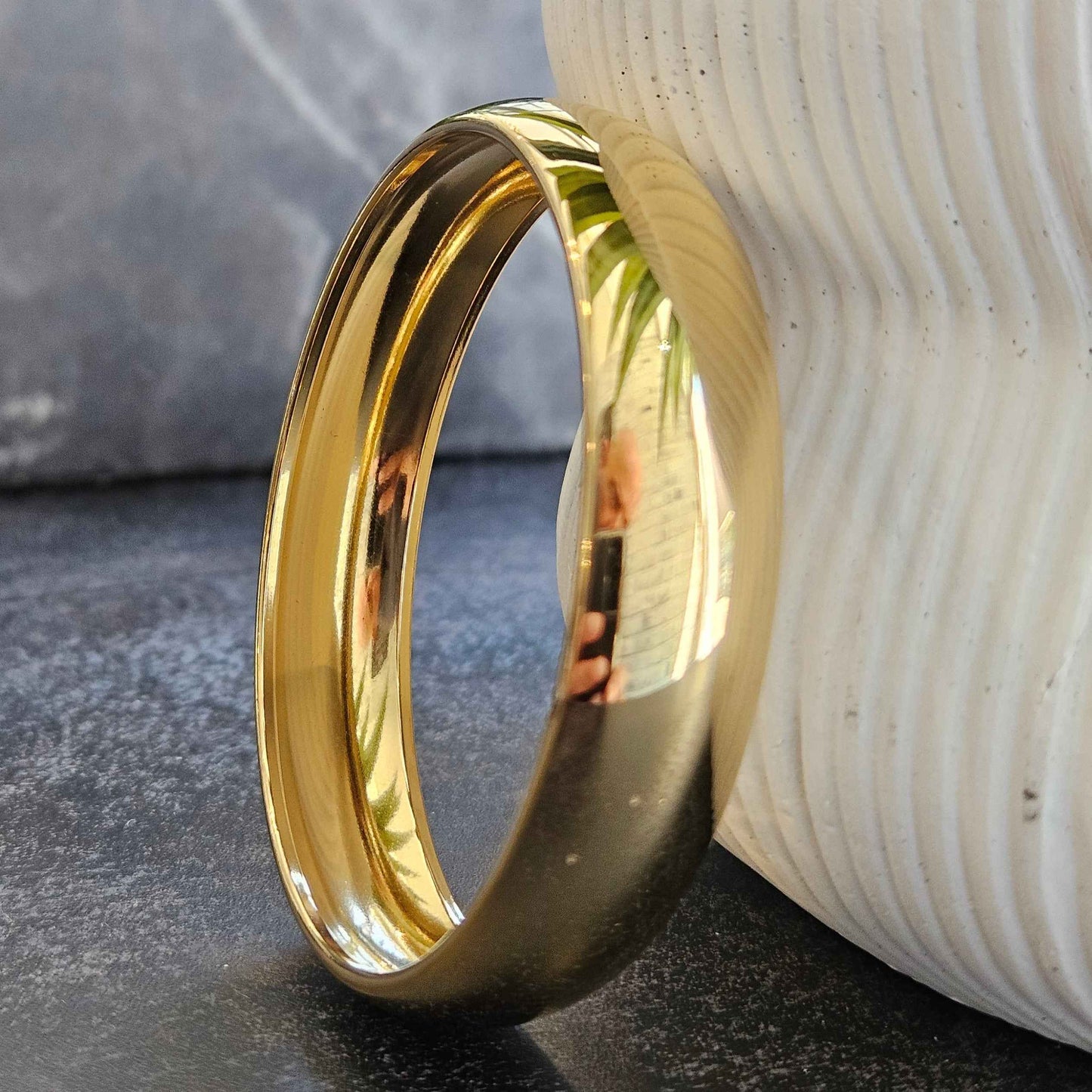 Style UMUAKOT: Mid Width Classic Gold Band Bracelet