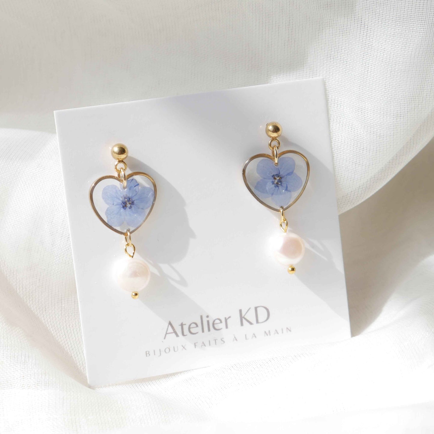 Boucles d'oreilles myosotis et perles - coeur 16mm