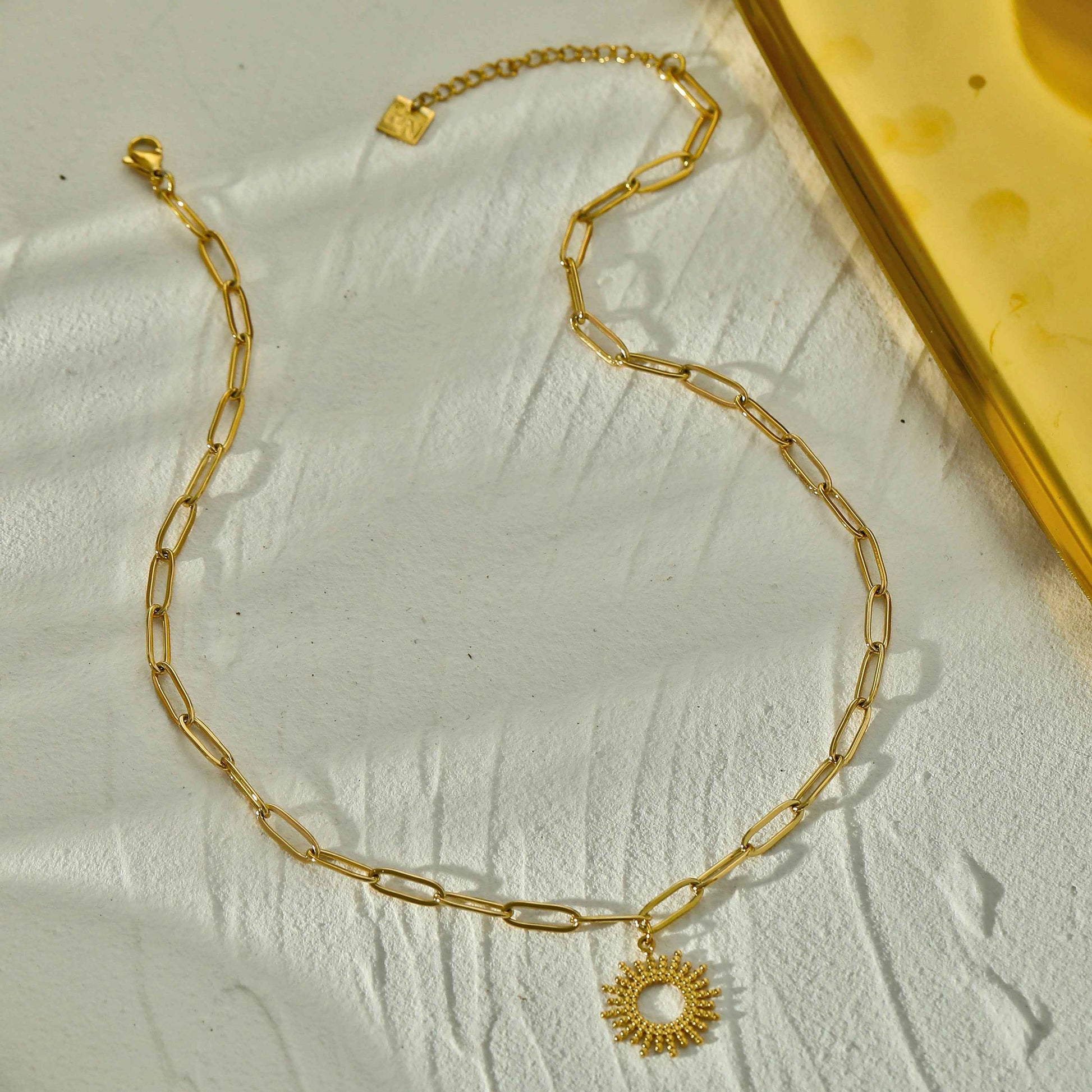Style ABIGAIL: Contemporary Link Chain Necklace with Ornate Star Burst Pendant