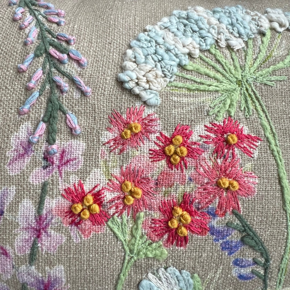 12x20" Besticktes Wildblumen-Lendenkissen – Vorderseite Baumwolle, Rückseite Papiersatin