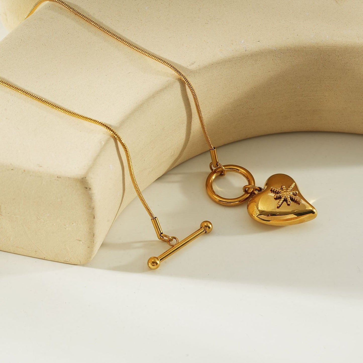 WANNI Gold: Radiant Heart Toggle Pendant Necklace – Contemporary Gold Heart Charm Statement Necklace