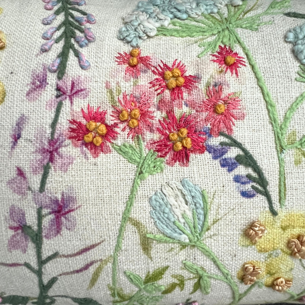 12x20" Besticktes Wildblumen-Lendenkissen – Vorderseite Baumwolle, Rückseite Papiersatin