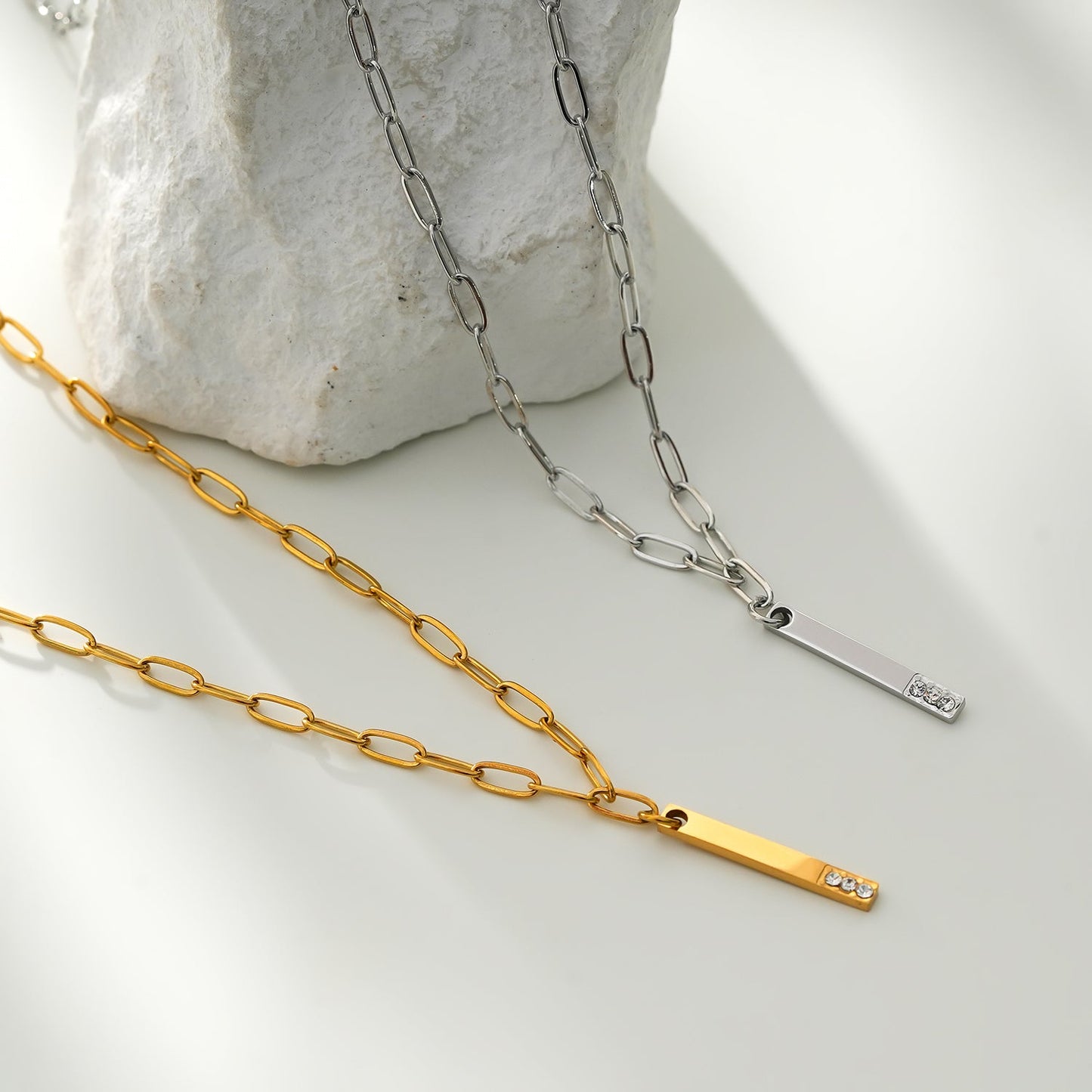 Style KORATIA: Minimalist Chain Necklace with Zirconia Gemstones in Silver