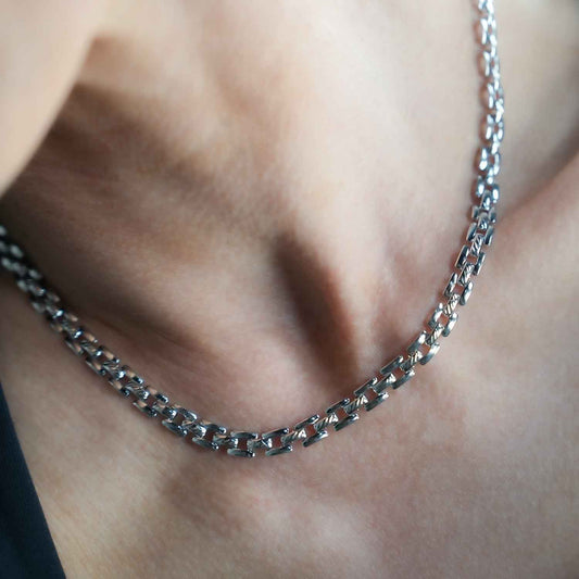 Style KOVVUR: Retro Twin Chain Necklace in White Gold (Silver Toned)
