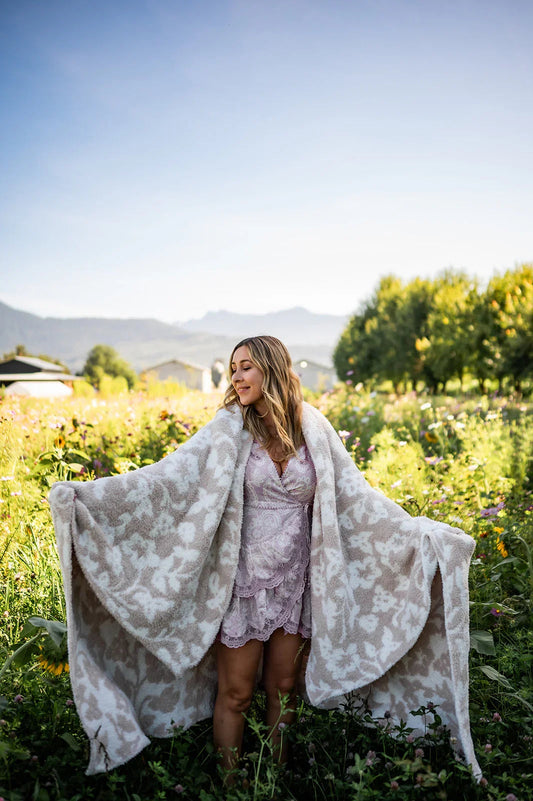 Blushing Beige & White Vintage Floral Print Überwurfdecke