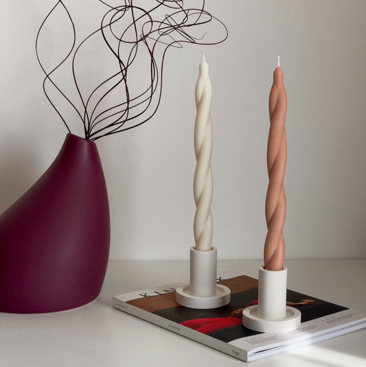 Runder Kerzenständer aus Jesmonite: Minimalistische Tischdeko